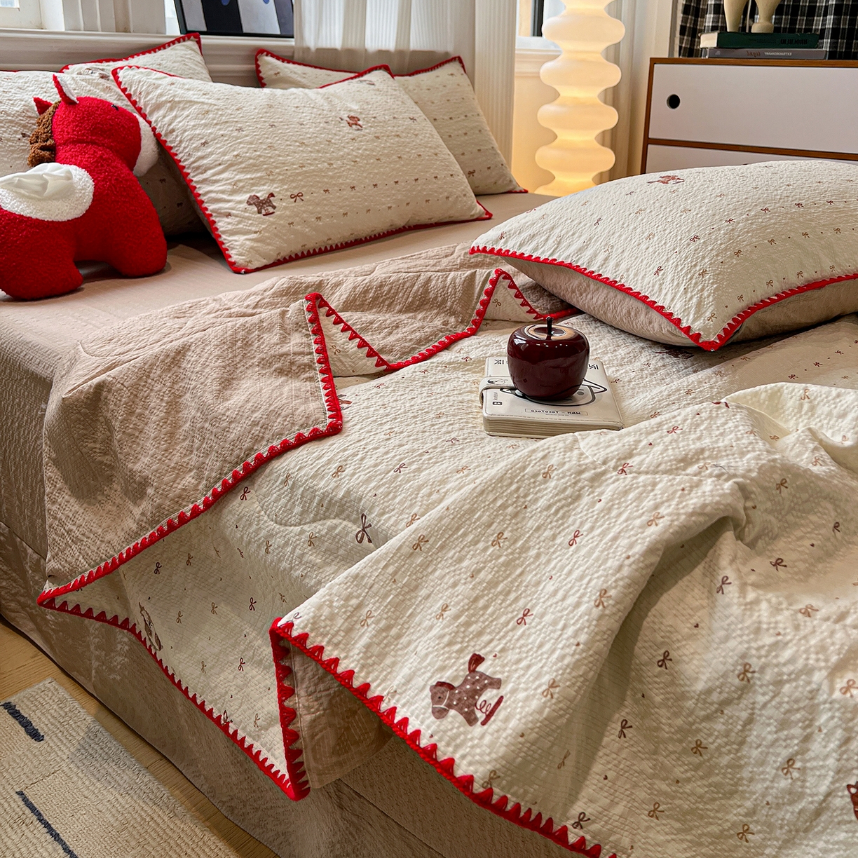 91家纺网 家纺一手货源 找家纺 仟网汇 2026新款三角针贝壳边泡芙纱夏被四件套 三角针夏被-梦幻小马