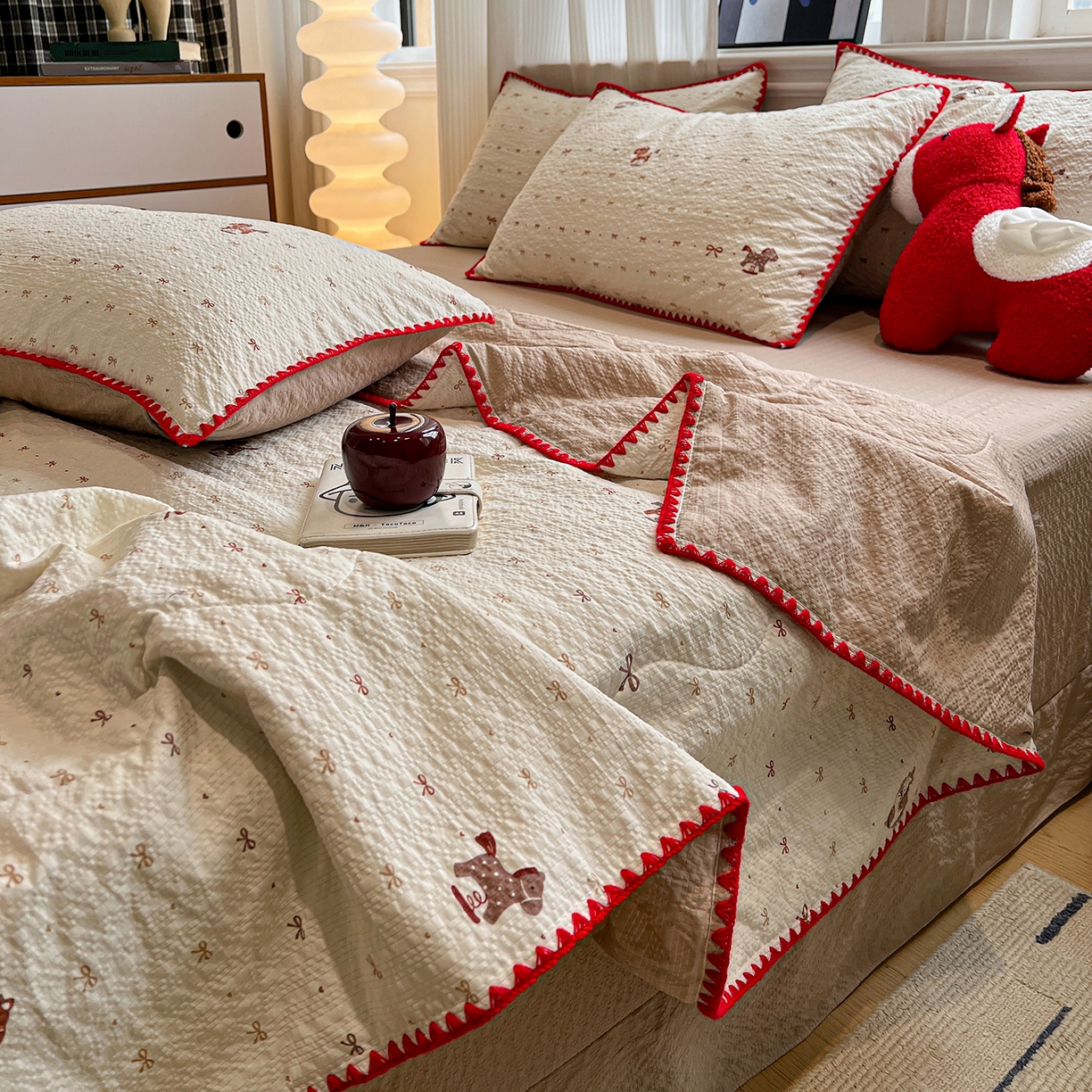 91家纺网 家纺一手货源 找家纺 仟网汇 2026新款三角针贝壳边泡芙纱夏被四件套 三角针夏被-梦幻小马