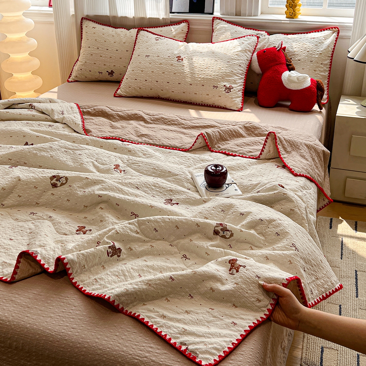 91家纺网 家纺一手货源 找家纺 仟网汇 2026新款三角针贝壳边泡芙纱夏被四件套 三角针夏被-梦幻小马