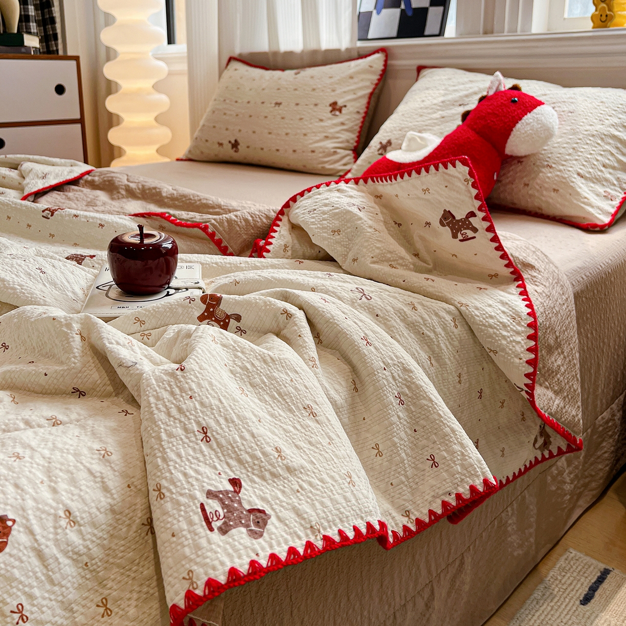 91家纺网 家纺一手货源 找家纺 仟网汇 2026新款三角针贝壳边泡芙纱夏被四件套 三角针夏被-梦幻小马