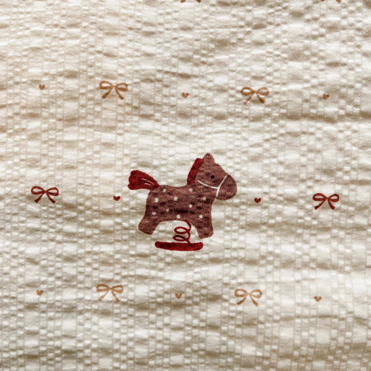 91家纺网 家纺一手货源 找家纺 仟网汇 2026新款三角针贝壳边泡芙纱夏被四件套 三角针夏被-梦幻小马