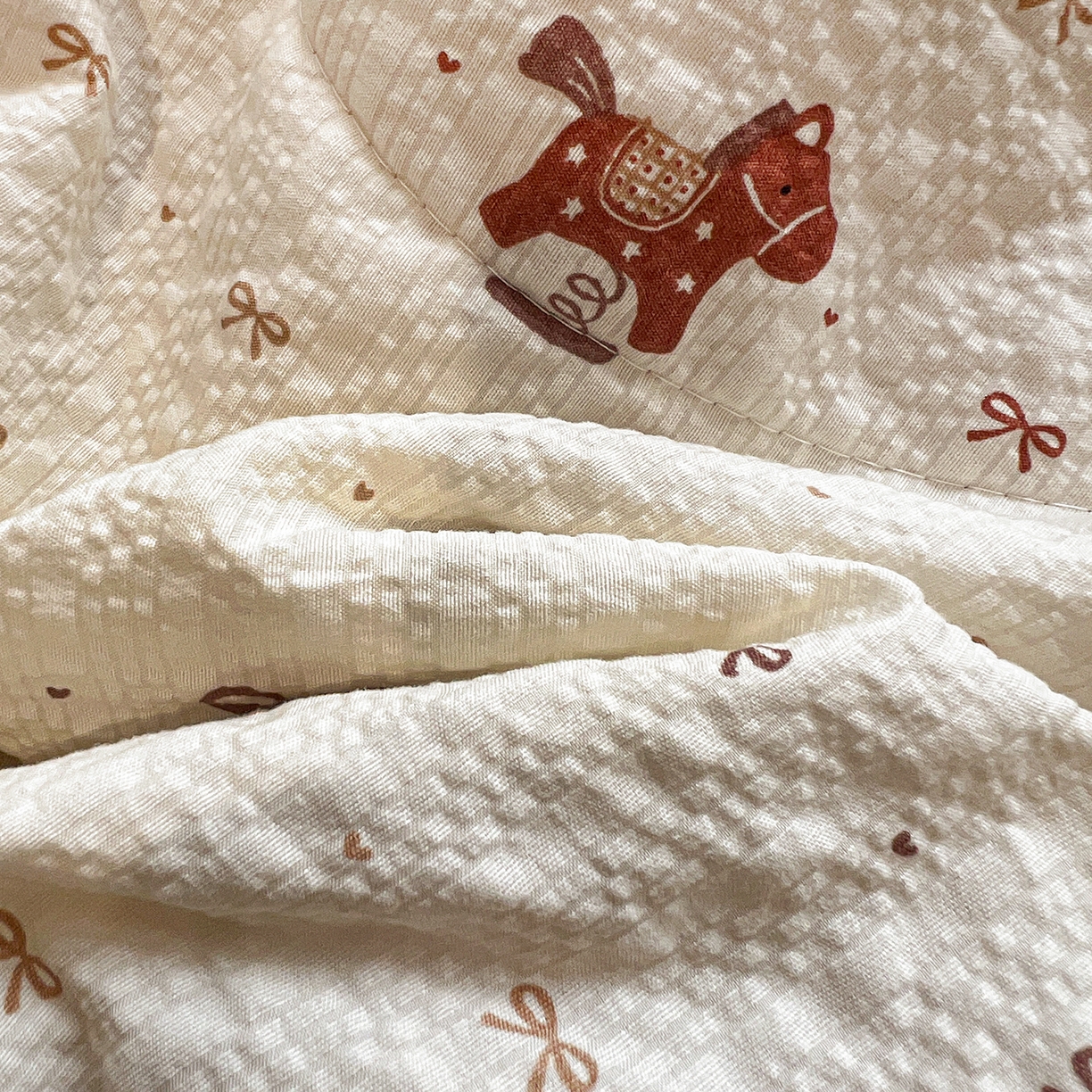 91家纺网 家纺一手货源 找家纺 仟网汇 2026新款三角针贝壳边泡芙纱夏被四件套 三角针夏被-梦幻小马