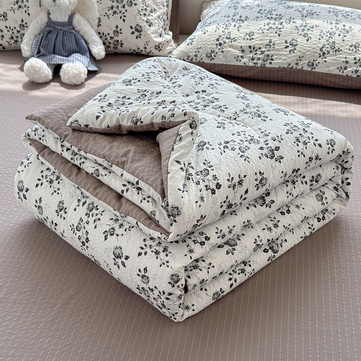 91家纺网 家纺一手货源 找家纺 玉海棠家纺 2026新款云感泡芙棉夏被空调被夏凉被四件套 疏影