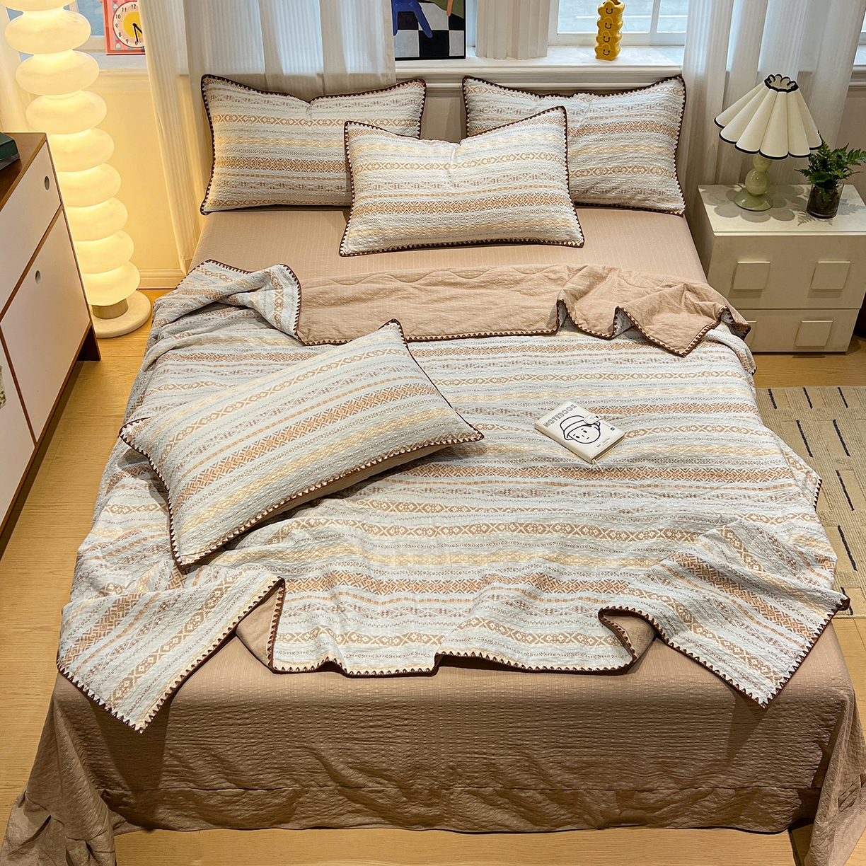 91家纺网 家纺一手货源 找家纺 仟网汇 2026新款三角针贝壳边泡芙纱夏被四件套 三角针夏被-米希娅