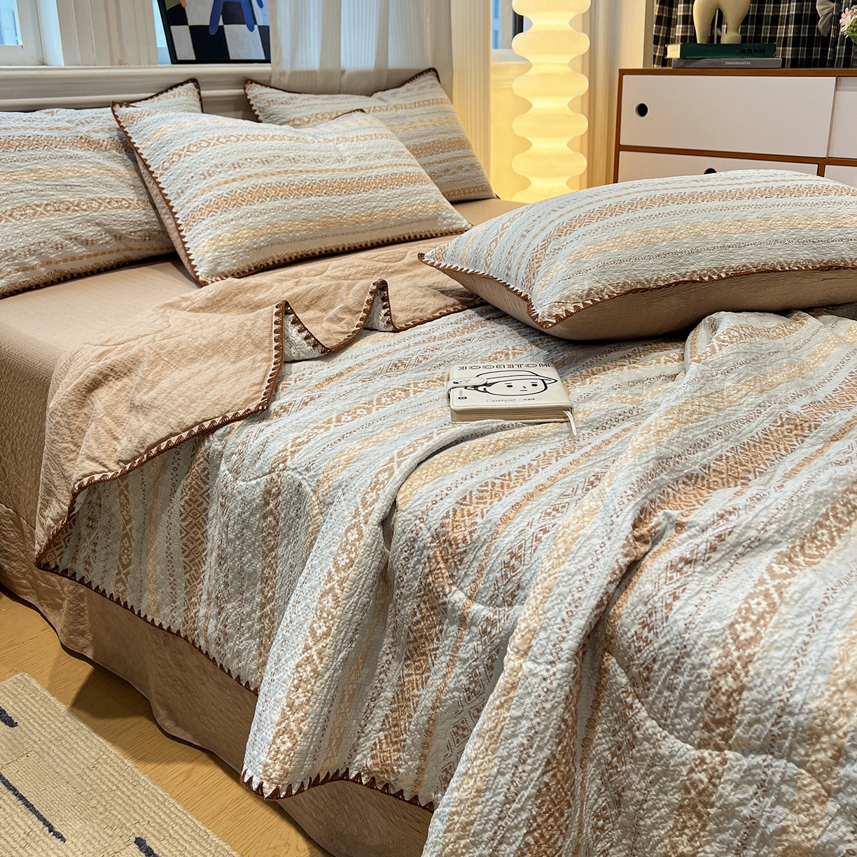 91家纺网 家纺一手货源 找家纺 仟网汇 2026新款三角针贝壳边泡芙纱夏被四件套 三角针夏被-米希娅