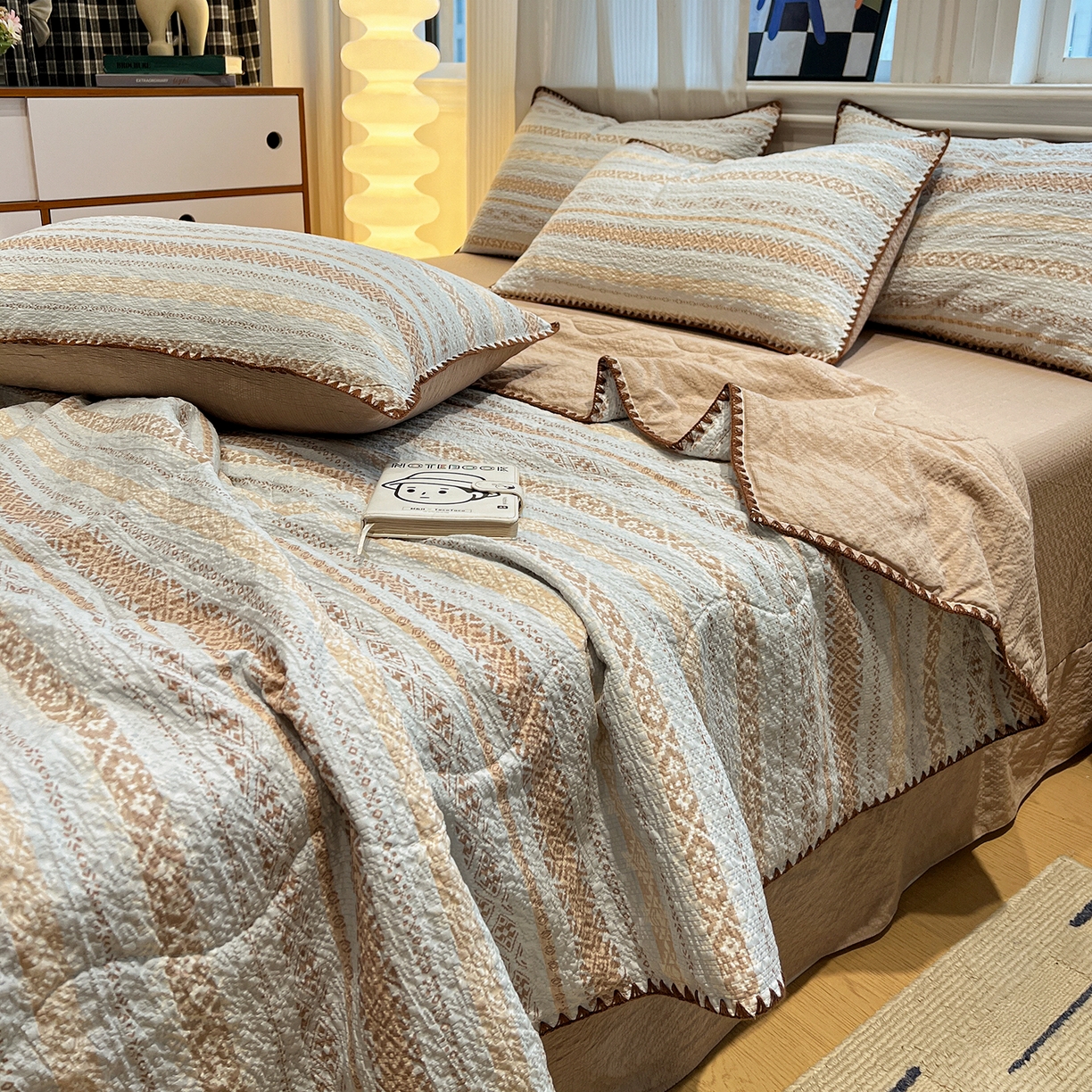 91家纺网 家纺一手货源 找家纺 仟网汇 2026新款三角针贝壳边泡芙纱夏被四件套 三角针夏被-米希娅