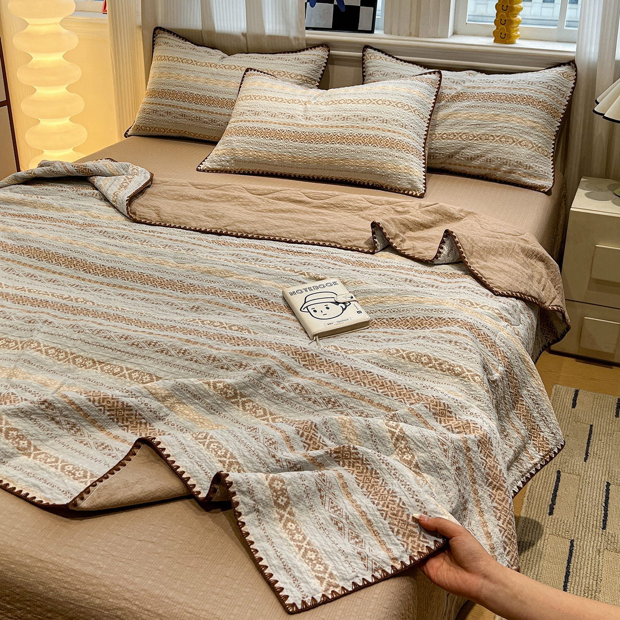 91家纺网 家纺一手货源 找家纺 仟网汇 2026新款三角针贝壳边泡芙纱夏被四件套 三角针夏被-米希娅