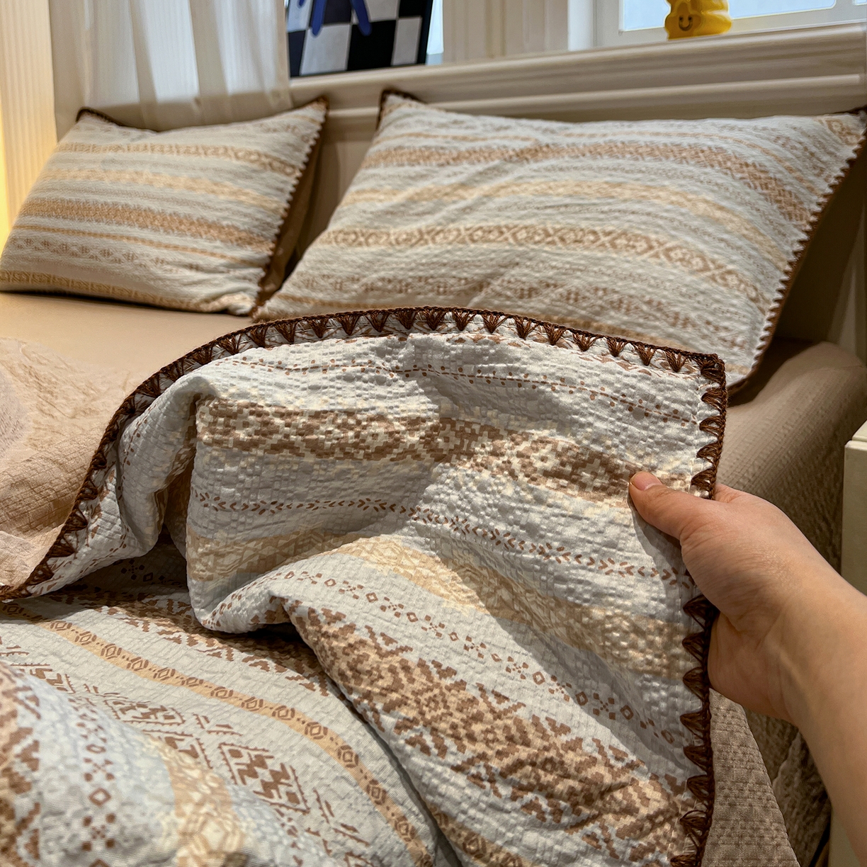 91家纺网 家纺一手货源 找家纺 仟网汇 2026新款三角针贝壳边泡芙纱夏被四件套 三角针夏被-米希娅