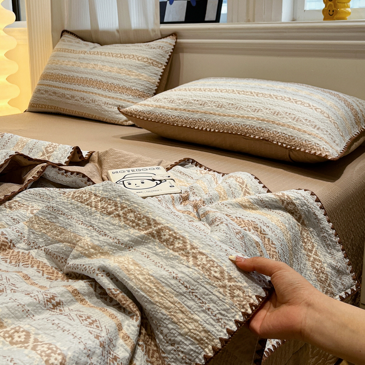 91家纺网 家纺一手货源 找家纺 仟网汇 2026新款三角针贝壳边泡芙纱夏被四件套 三角针夏被-米希娅