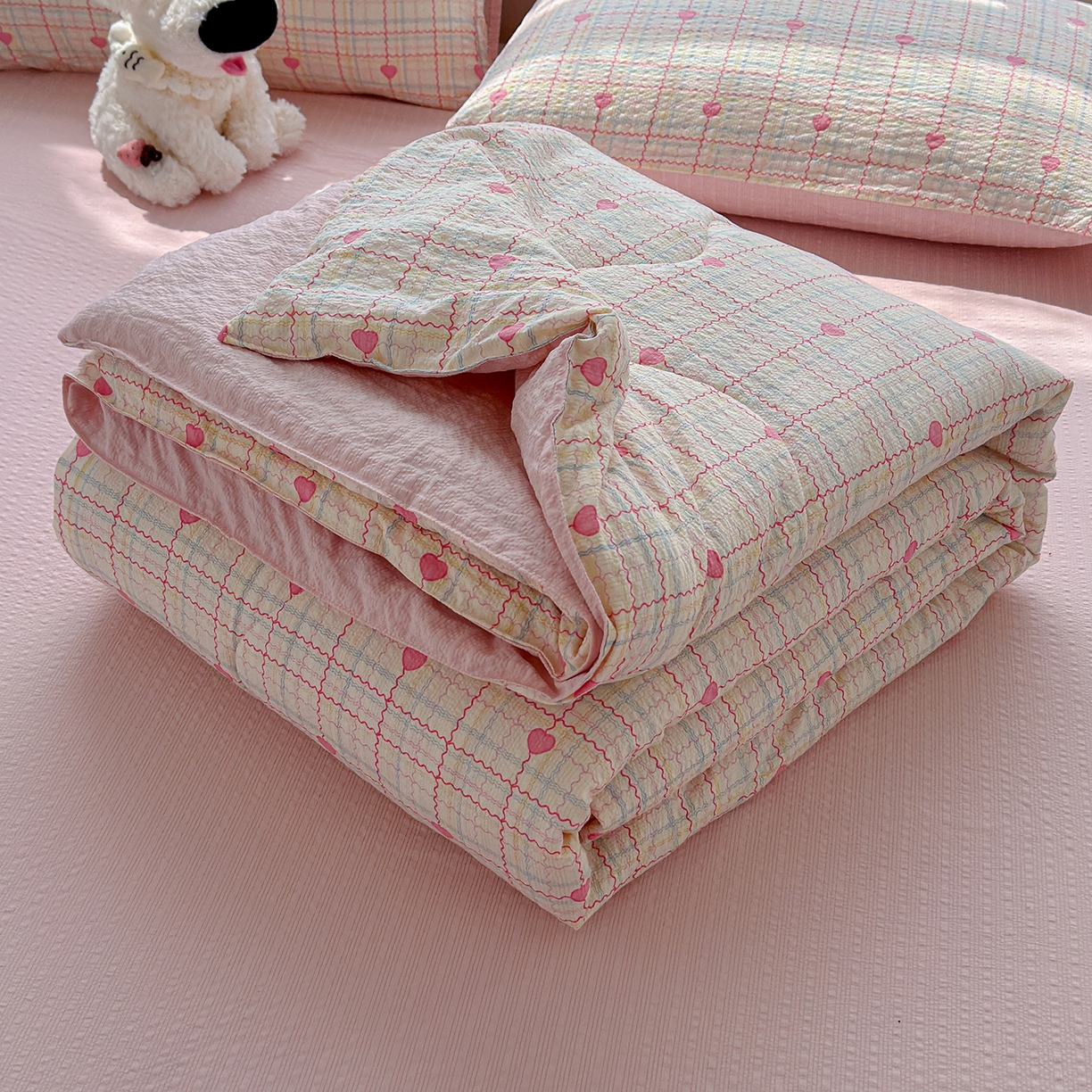 91家纺网 家纺一手货源 找家纺 玉海棠家纺 2026新款云感泡芙棉夏被空调被夏凉被四件套 心遇格纹