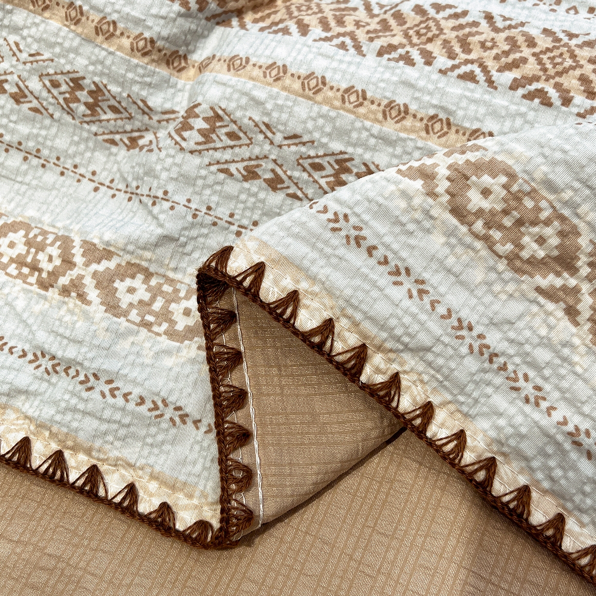 91家纺网 家纺一手货源 找家纺 仟网汇 2026新款三角针贝壳边泡芙纱夏被四件套 三角针夏被-米希娅