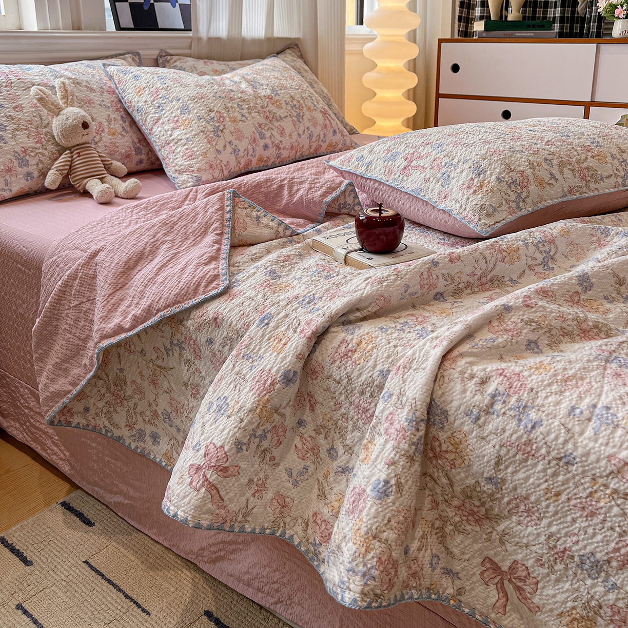 91家纺网 家纺一手货源 找家纺 仟网汇 2026新款三角针贝壳边泡芙纱夏被四件套 三角针夏被-诗意柔