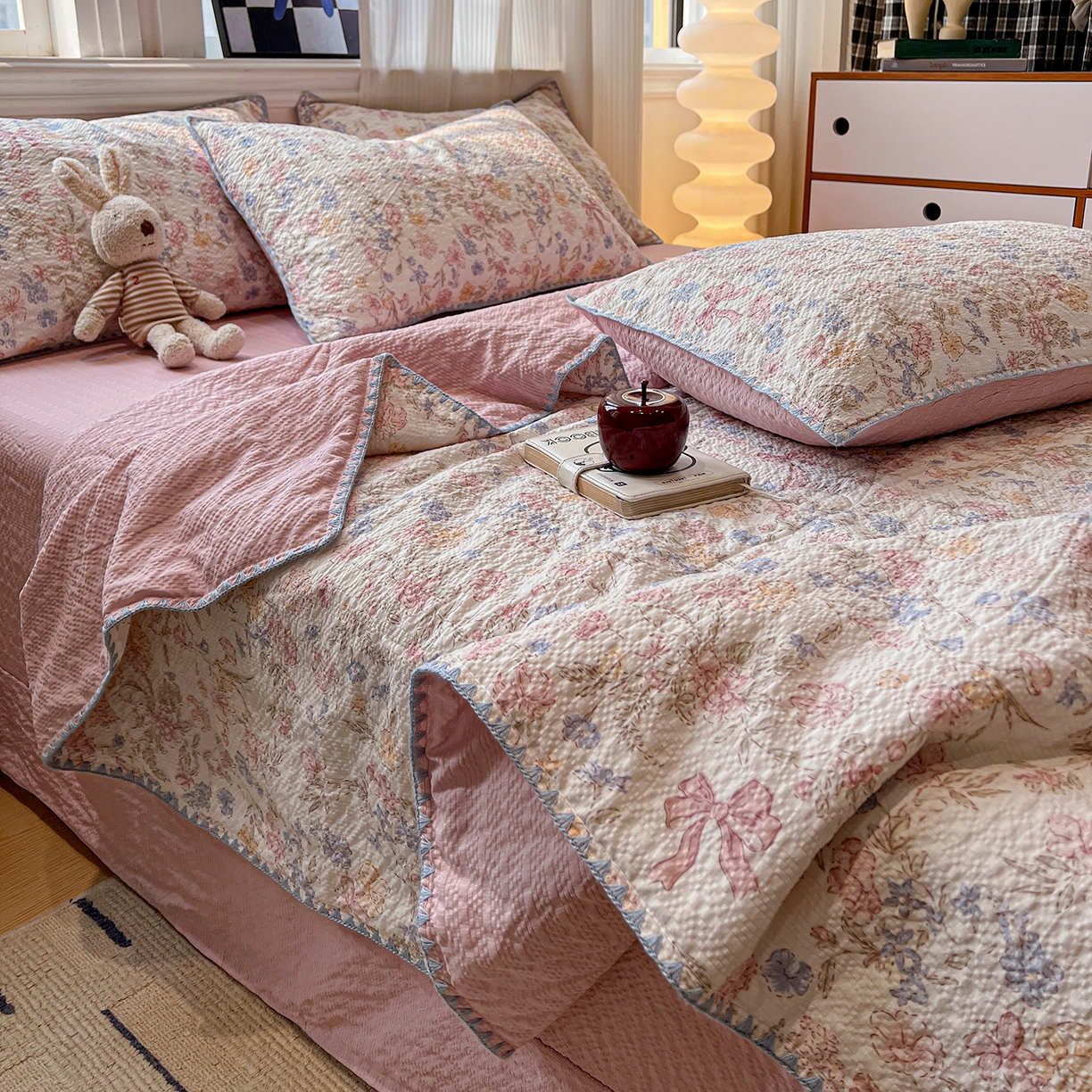 91家纺网 家纺一手货源 找家纺 仟网汇 2026新款三角针贝壳边泡芙纱夏被四件套 三角针夏被-诗意柔