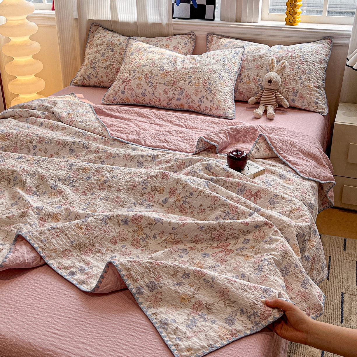 91家纺网 家纺一手货源 找家纺 仟网汇 2026新款三角针贝壳边泡芙纱夏被四件套 三角针夏被-诗意柔