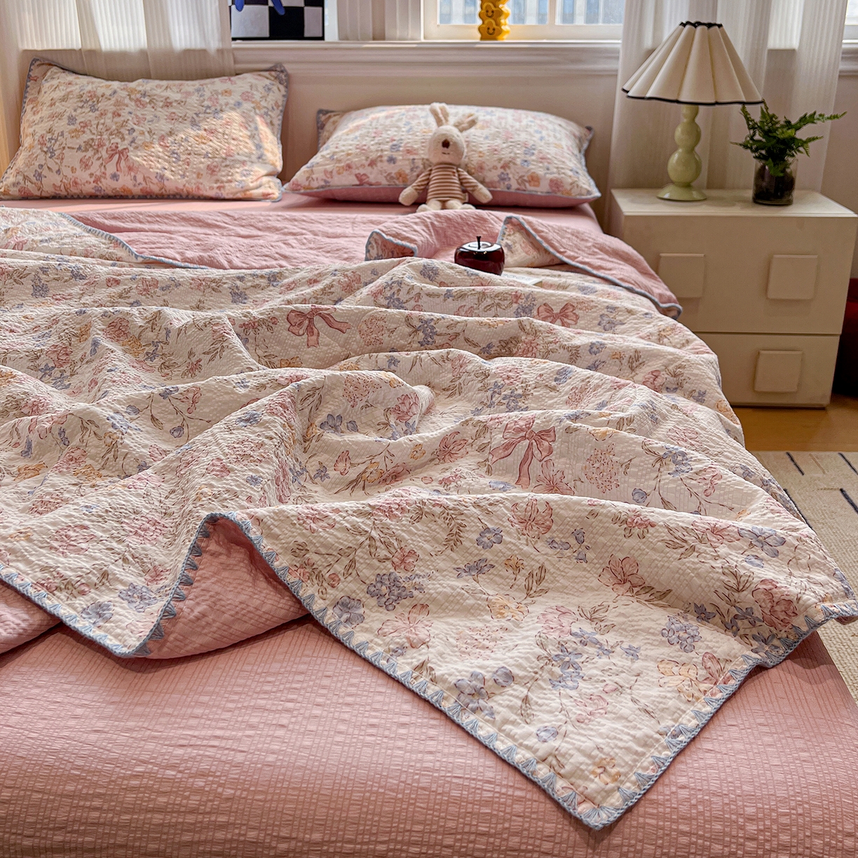 91家纺网 家纺一手货源 找家纺 仟网汇 2026新款三角针贝壳边泡芙纱夏被四件套 三角针夏被-诗意柔