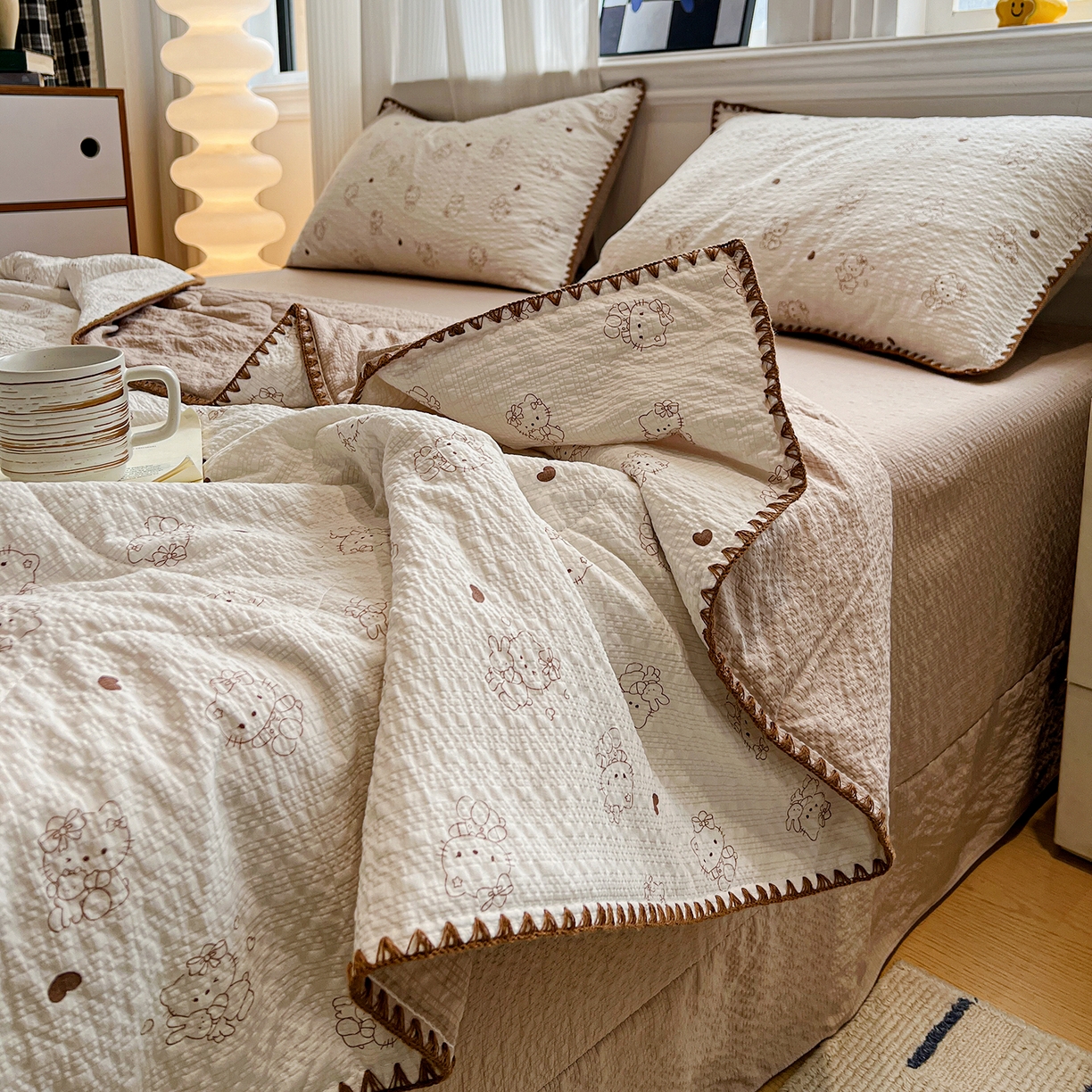 91家纺网 家纺一手货源 找家纺 仟网汇 2026新款三角针贝壳边泡芙纱夏被四件套 三角针夏被-甜心KT