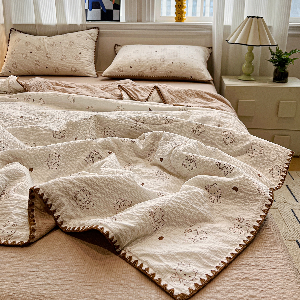 91家纺网 家纺一手货源 找家纺 仟网汇 2026新款三角针贝壳边泡芙纱夏被四件套 三角针夏被-甜心KT