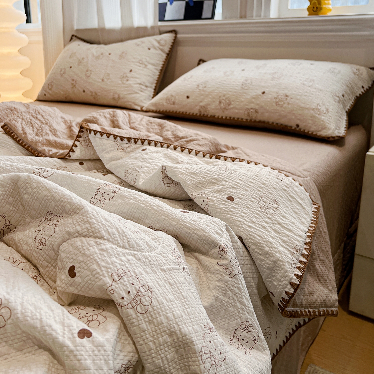 91家纺网 家纺一手货源 找家纺 仟网汇 2026新款三角针贝壳边泡芙纱夏被四件套 三角针夏被-甜心KT