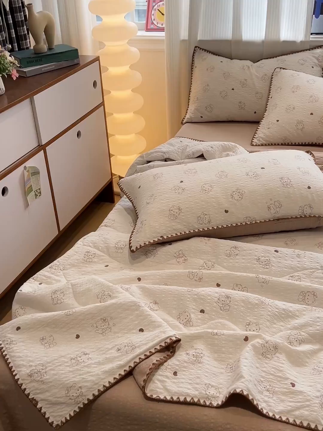 91家纺网 家纺一手货源 找家纺 仟网汇 2026新款三角针贝壳边泡芙纱夏被四件套 三角针夏被-甜心KT