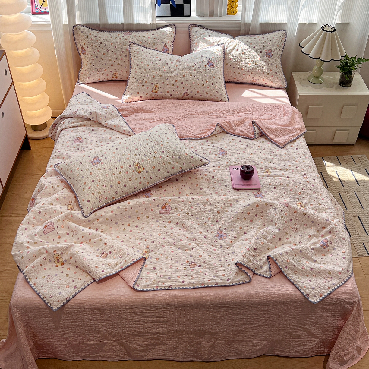 91家纺网 家纺一手货源 找家纺 仟网汇 2026新款三角针贝壳边泡芙纱夏被四件套 三角针夏被-小黄鸭