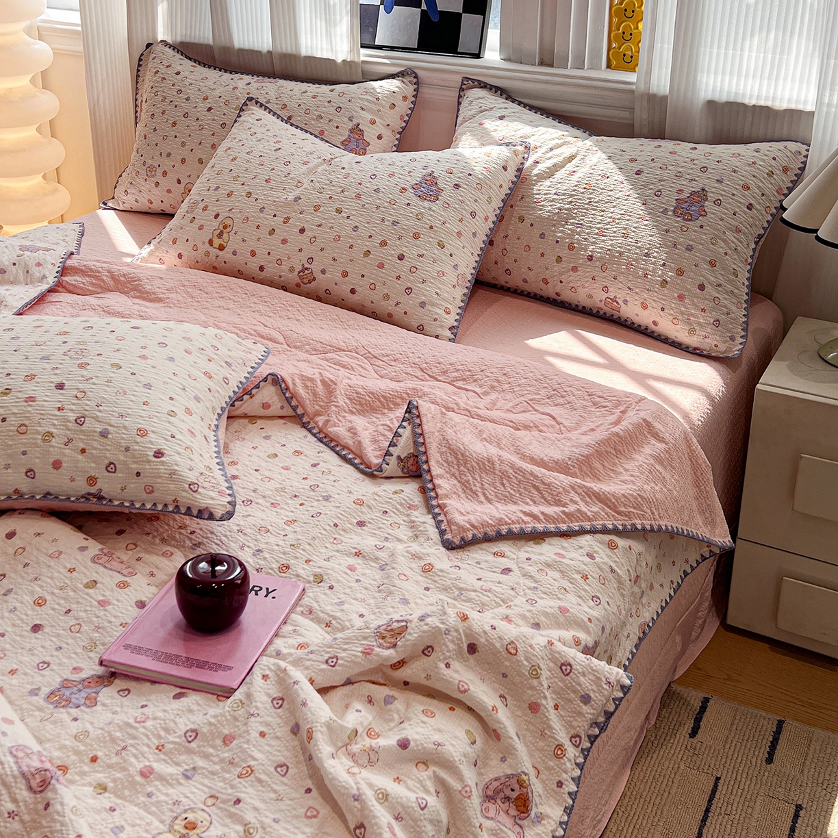 91家纺网 家纺一手货源 找家纺 仟网汇 2026新款三角针贝壳边泡芙纱夏被四件套 三角针夏被-小黄鸭