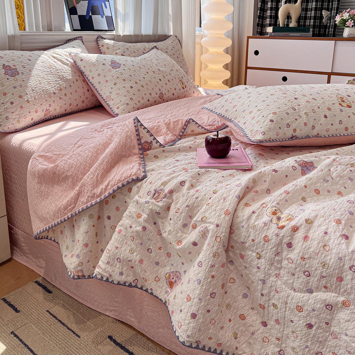 91家纺网 家纺一手货源 找家纺 仟网汇 2026新款三角针贝壳边泡芙纱夏被四件套 三角针夏被-小黄鸭