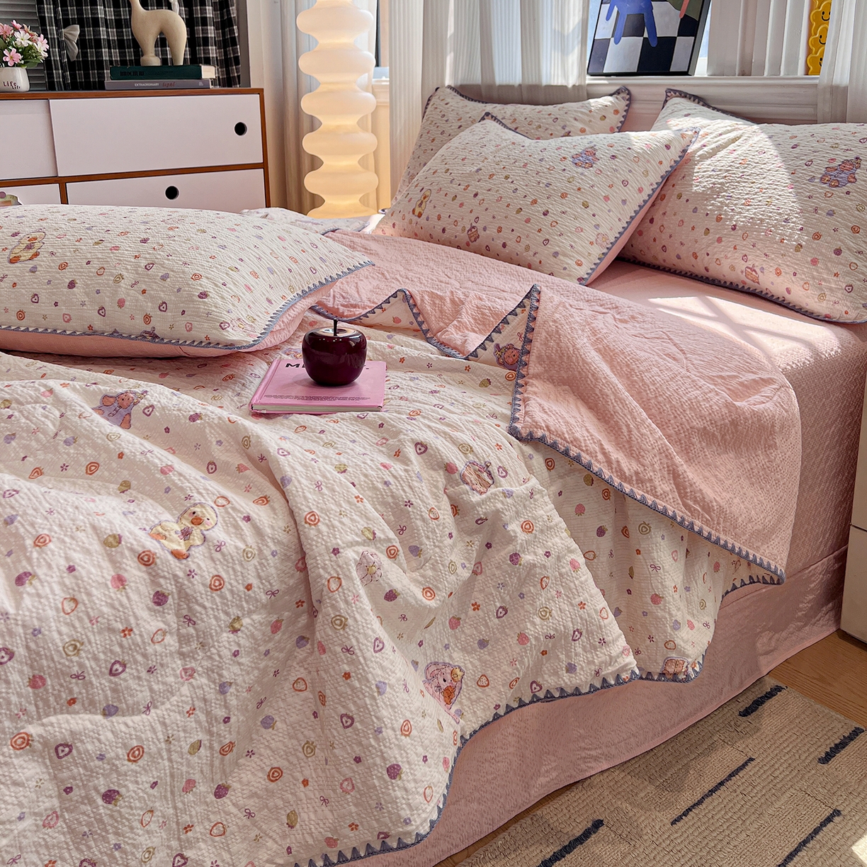 91家纺网 家纺一手货源 找家纺 仟网汇 2026新款三角针贝壳边泡芙纱夏被四件套 三角针夏被-小黄鸭