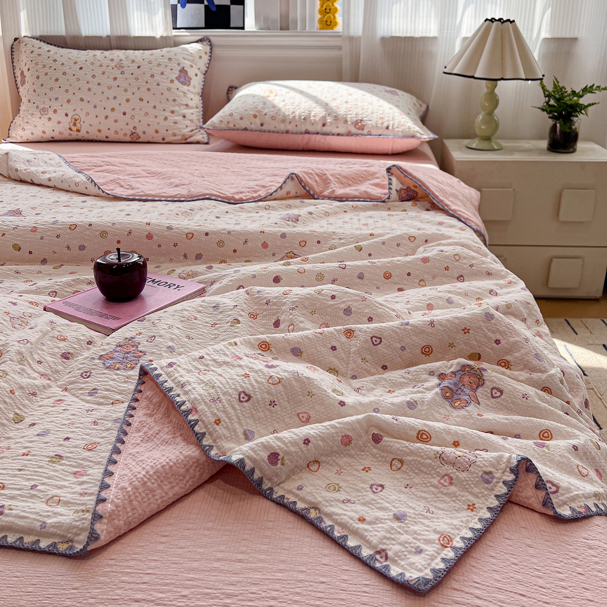 91家纺网 家纺一手货源 找家纺 仟网汇 2026新款三角针贝壳边泡芙纱夏被四件套 三角针夏被-小黄鸭