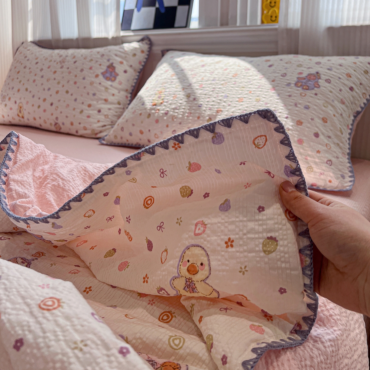 91家纺网 家纺一手货源 找家纺 仟网汇 2026新款三角针贝壳边泡芙纱夏被四件套 三角针夏被-小黄鸭