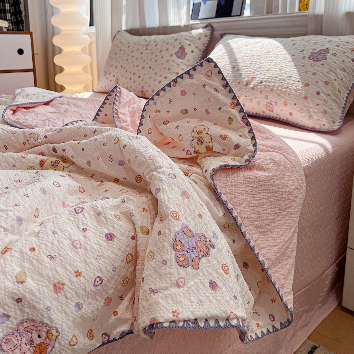 91家纺网 家纺一手货源 找家纺 仟网汇 2026新款三角针贝壳边泡芙纱夏被四件套 三角针夏被-小黄鸭