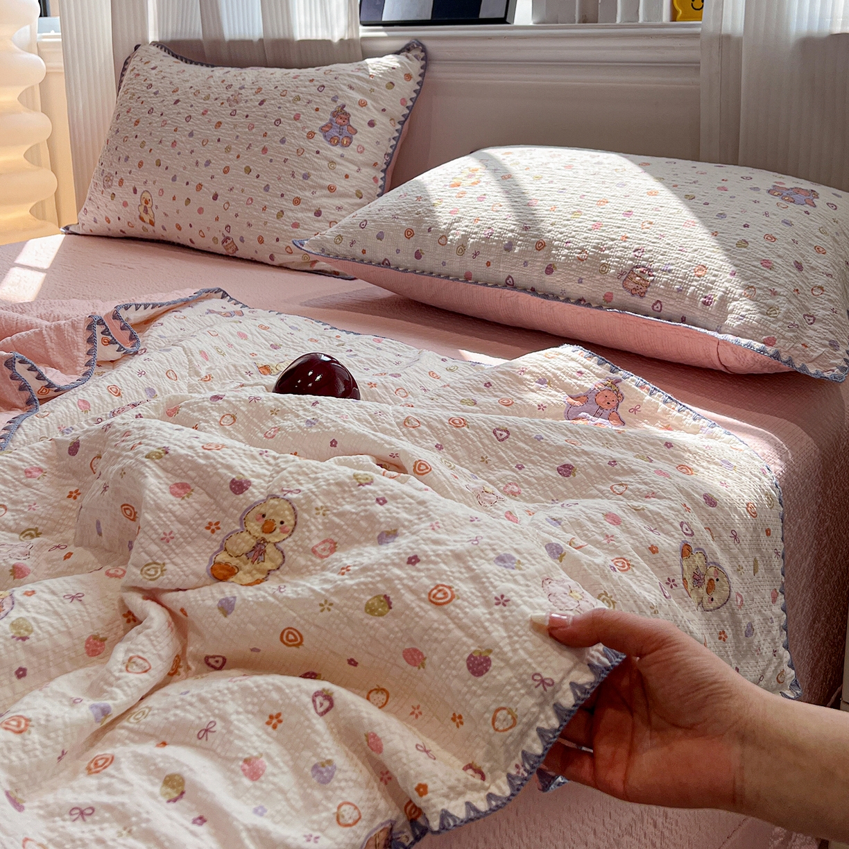 91家纺网 家纺一手货源 找家纺 仟网汇 2026新款三角针贝壳边泡芙纱夏被四件套 三角针夏被-小黄鸭