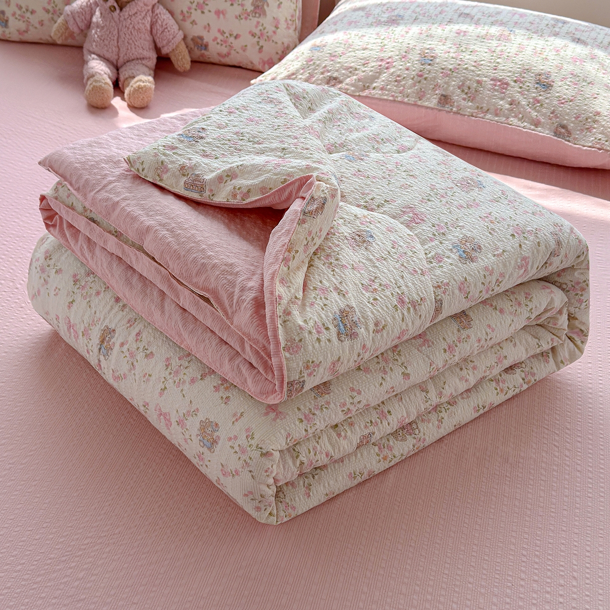 91家纺网 家纺一手货源 找家纺 玉海棠家纺 2026新款云感泡芙棉夏被空调被夏凉被四件套 樱花萌友