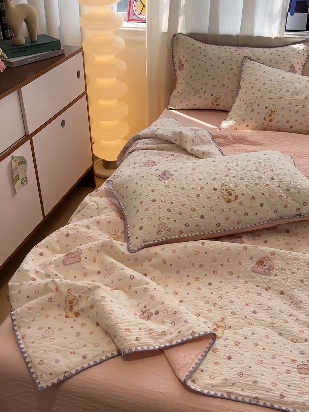 91家纺网 家纺一手货源 找家纺 仟网汇 2026新款三角针贝壳边泡芙纱夏被四件套 三角针夏被-小黄鸭