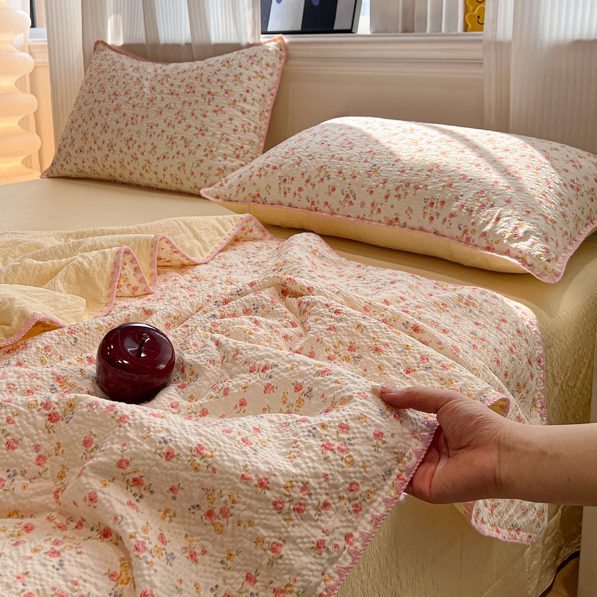 91家纺网 家纺一手货源 找家纺 仟网汇 2026新款三角针贝壳边泡芙纱夏被四件套 三角针夏被-心愿