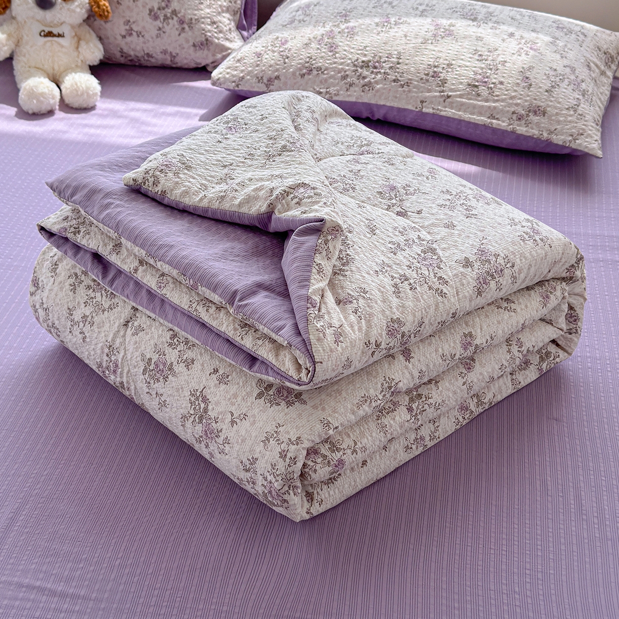 91家纺网 家纺一手货源 找家纺 玉海棠家纺 2026新款云感泡芙棉夏被空调被夏凉被四件套 紫黛花语