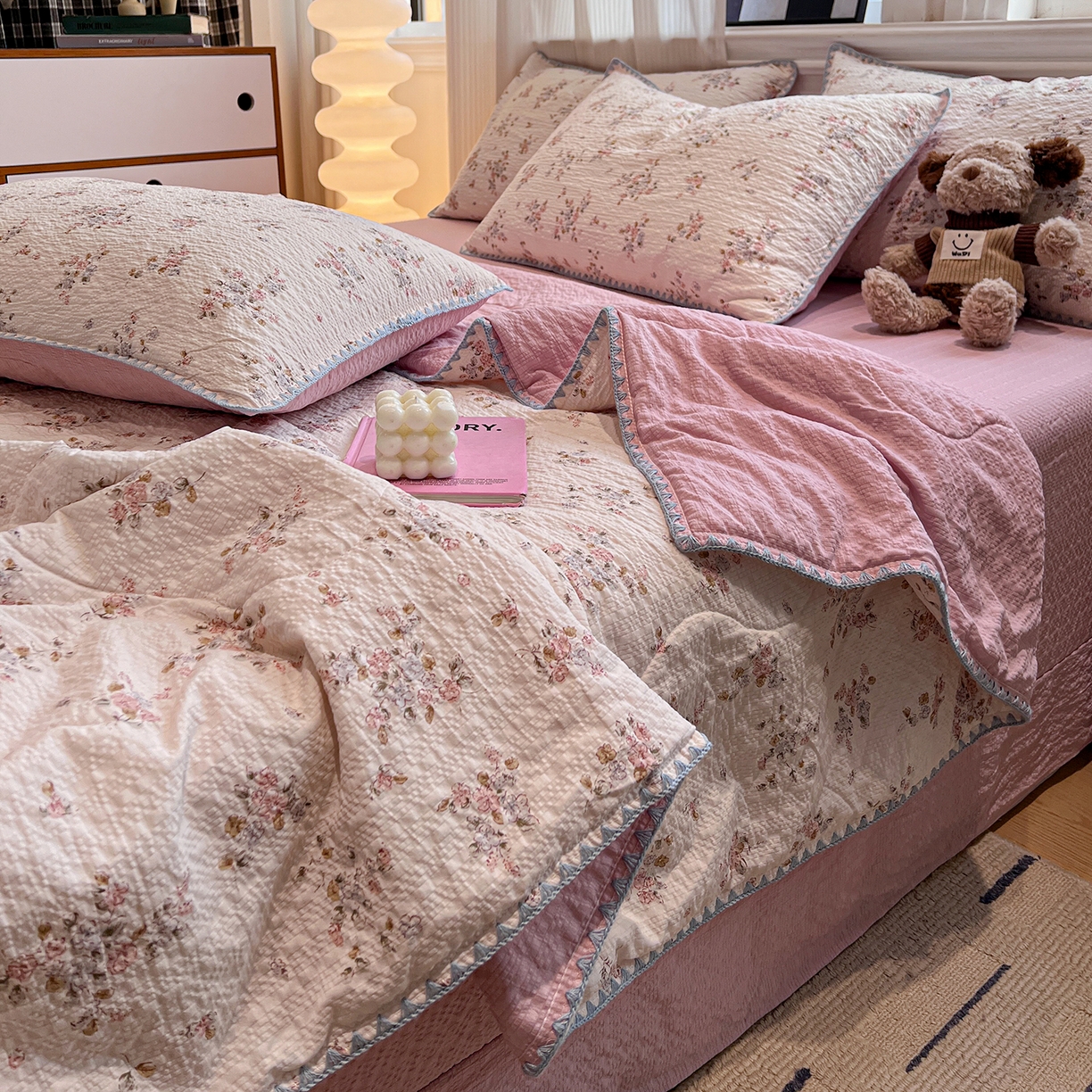 91家纺网 家纺一手货源 找家纺 仟网汇 2026新款三角针贝壳边泡芙纱夏被四件套 三角针夏被-紫花楹