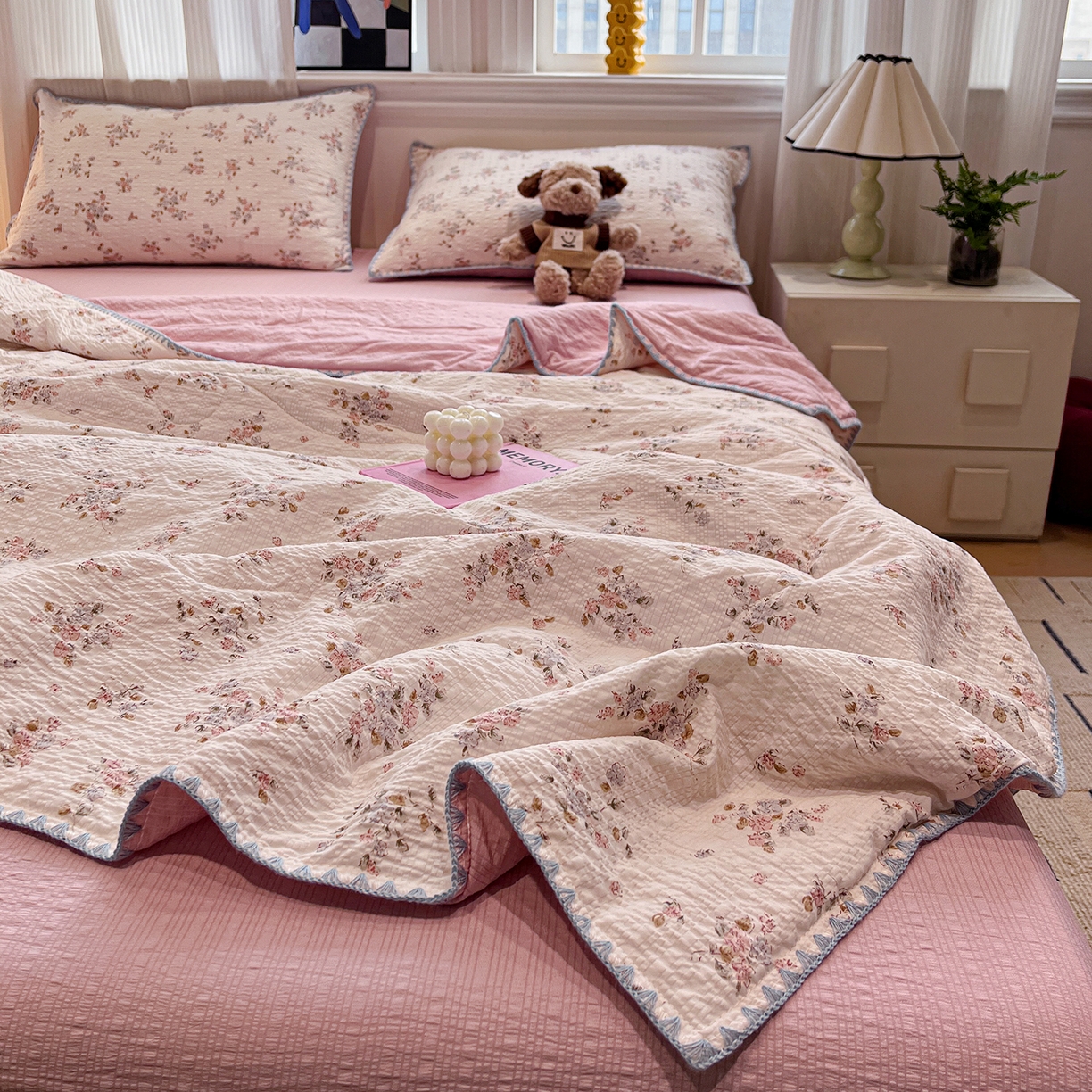 91家纺网 家纺一手货源 找家纺 仟网汇 2026新款三角针贝壳边泡芙纱夏被四件套 三角针夏被-紫花楹