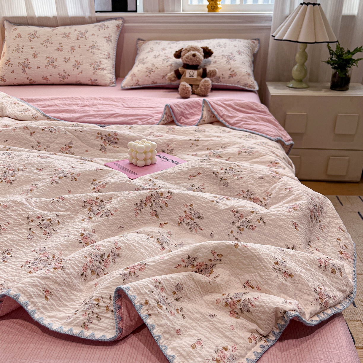 91家纺网 家纺一手货源 找家纺 仟网汇 2026新款三角针贝壳边泡芙纱夏被四件套 三角针夏被-紫花楹