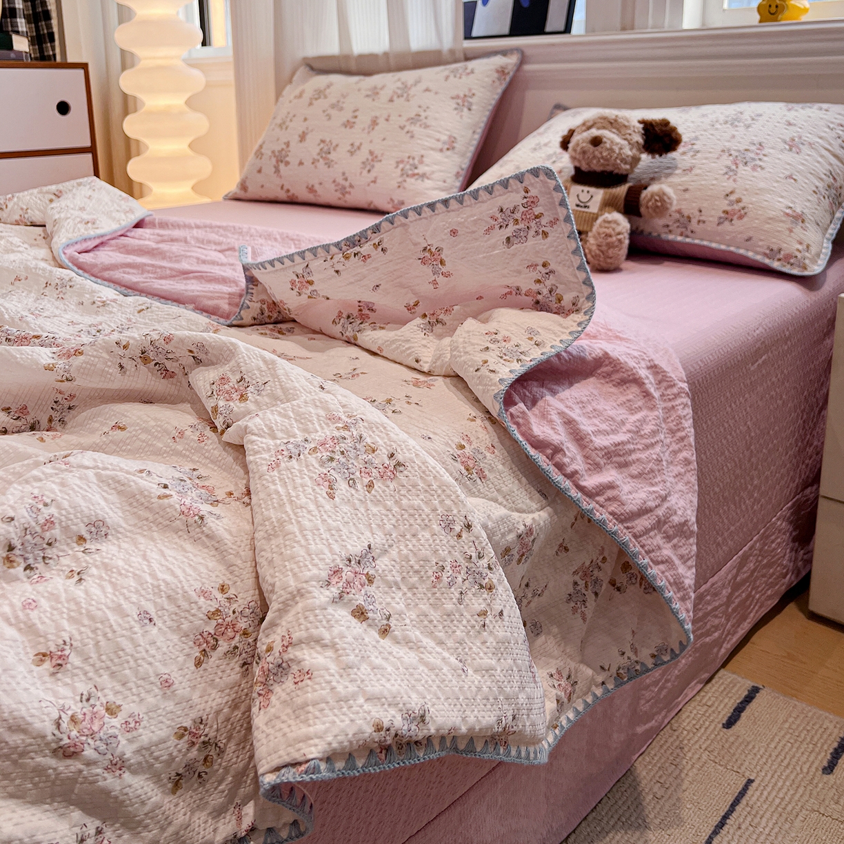91家纺网 家纺一手货源 找家纺 仟网汇 2026新款三角针贝壳边泡芙纱夏被四件套 三角针夏被-紫花楹