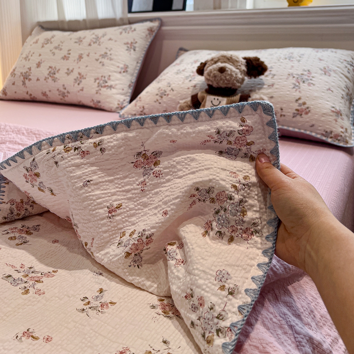 91家纺网 家纺一手货源 找家纺 仟网汇 2026新款三角针贝壳边泡芙纱夏被四件套 三角针夏被-紫花楹