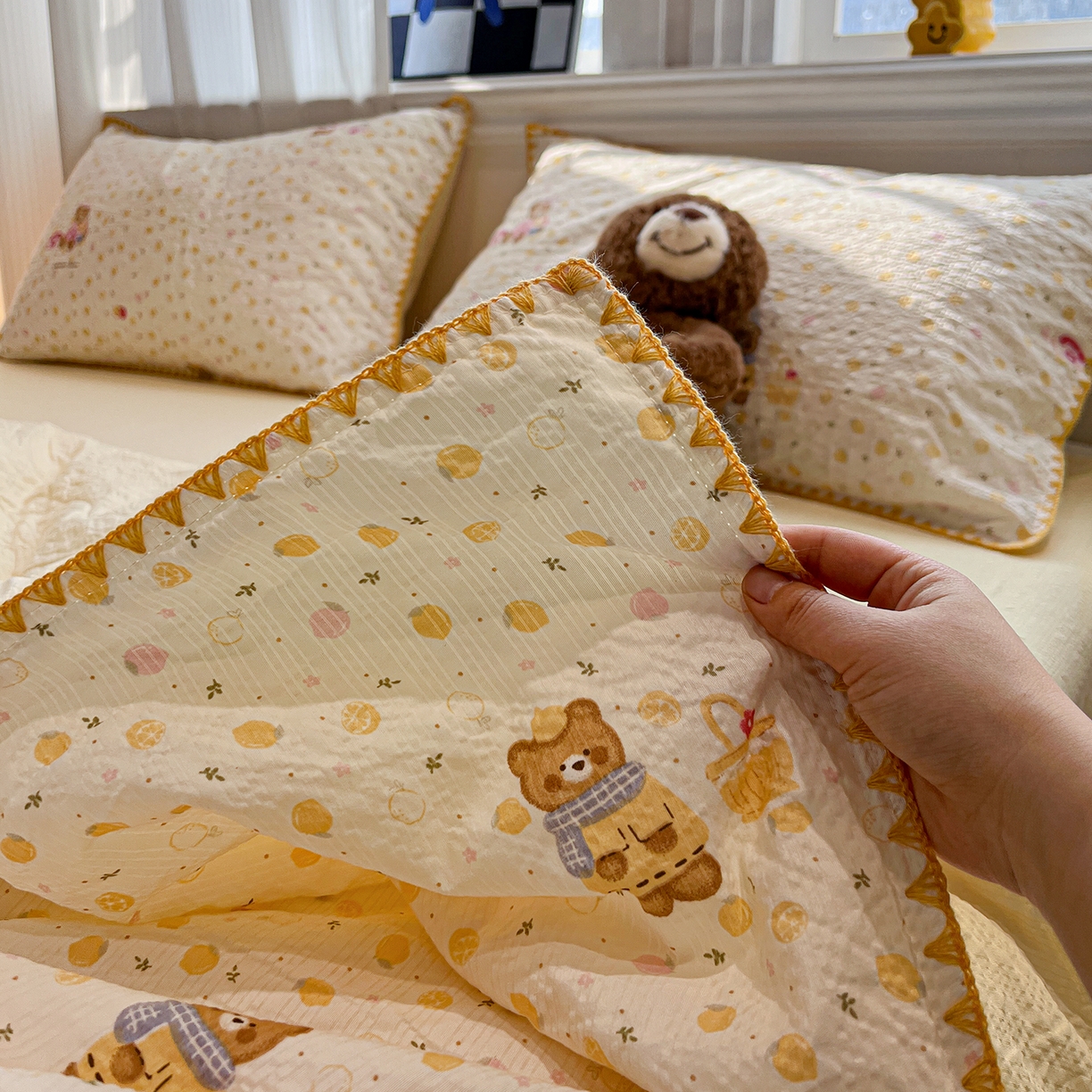 91家纺网 家纺一手货源 找家纺 仟网汇 2026新款三角针贝壳边泡芙纱夏被四件套 三角针夏被-棕熊宝贝