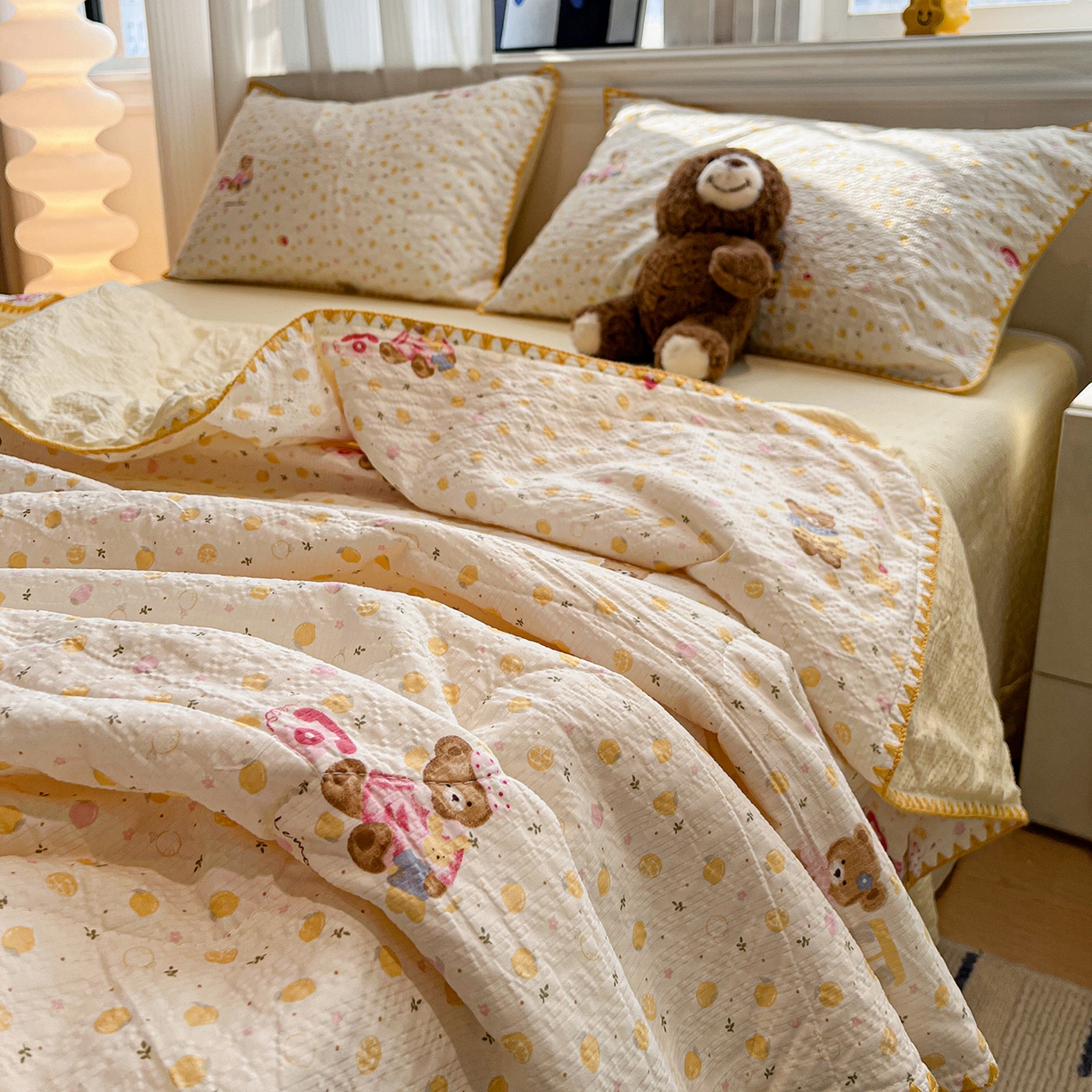 91家纺网 家纺一手货源 找家纺 仟网汇 2026新款三角针贝壳边泡芙纱夏被四件套 三角针夏被-棕熊宝贝