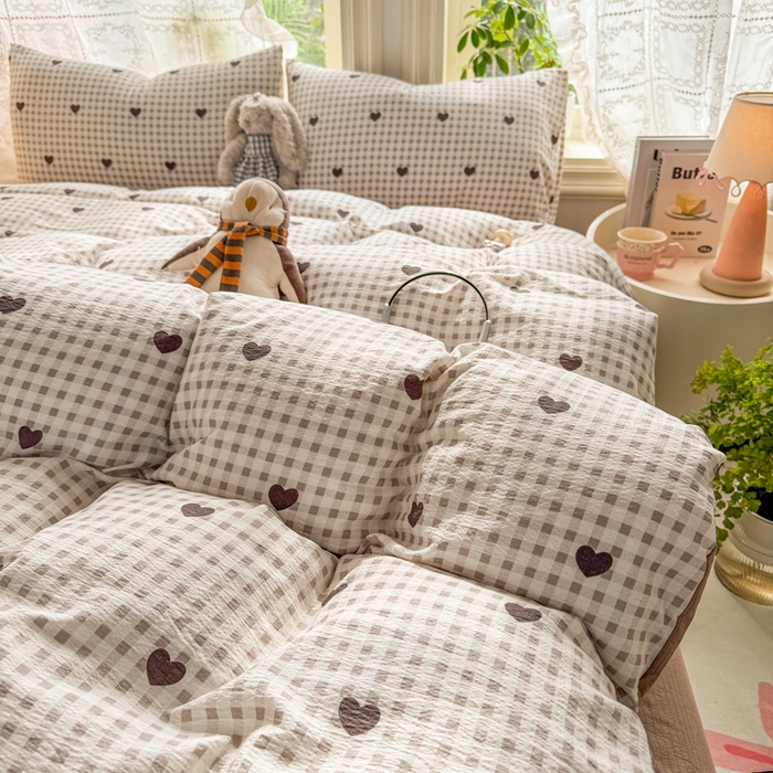 91家纺网 家纺一手货源 找家纺 丝芙妮家居 2026新款皱皱棉双层纱泡芙棉四件套 格纹爱心