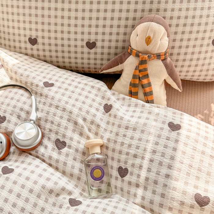 91家纺网 家纺一手货源 找家纺 丝芙妮家居 2026新款皱皱棉双层纱泡芙棉四件套 格纹爱心