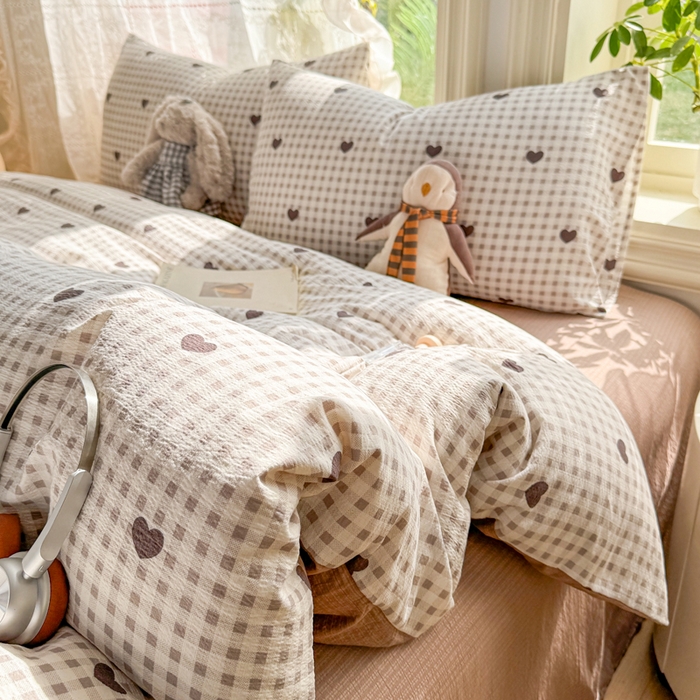 91家纺网 家纺一手货源 找家纺 丝芙妮家居 2026新款皱皱棉双层纱泡芙棉四件套 格纹爱心