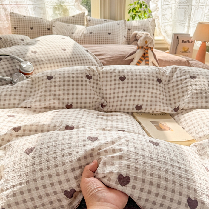 91家纺网 家纺一手货源 找家纺 丝芙妮家居 2026新款皱皱棉双层纱泡芙棉四件套 格纹爱心