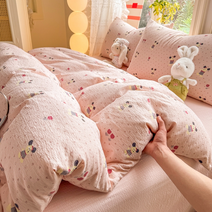 91家纺网 家纺一手货源 找家纺 丝芙妮家居 2026新款皱皱棉双层纱泡芙棉四件套 花枝狗狗