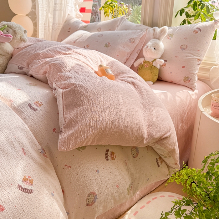 91家纺网 家纺一手货源 找家纺 丝芙妮家居 2026新款皱皱棉双层纱泡芙棉四件套 莓果冰淇淋