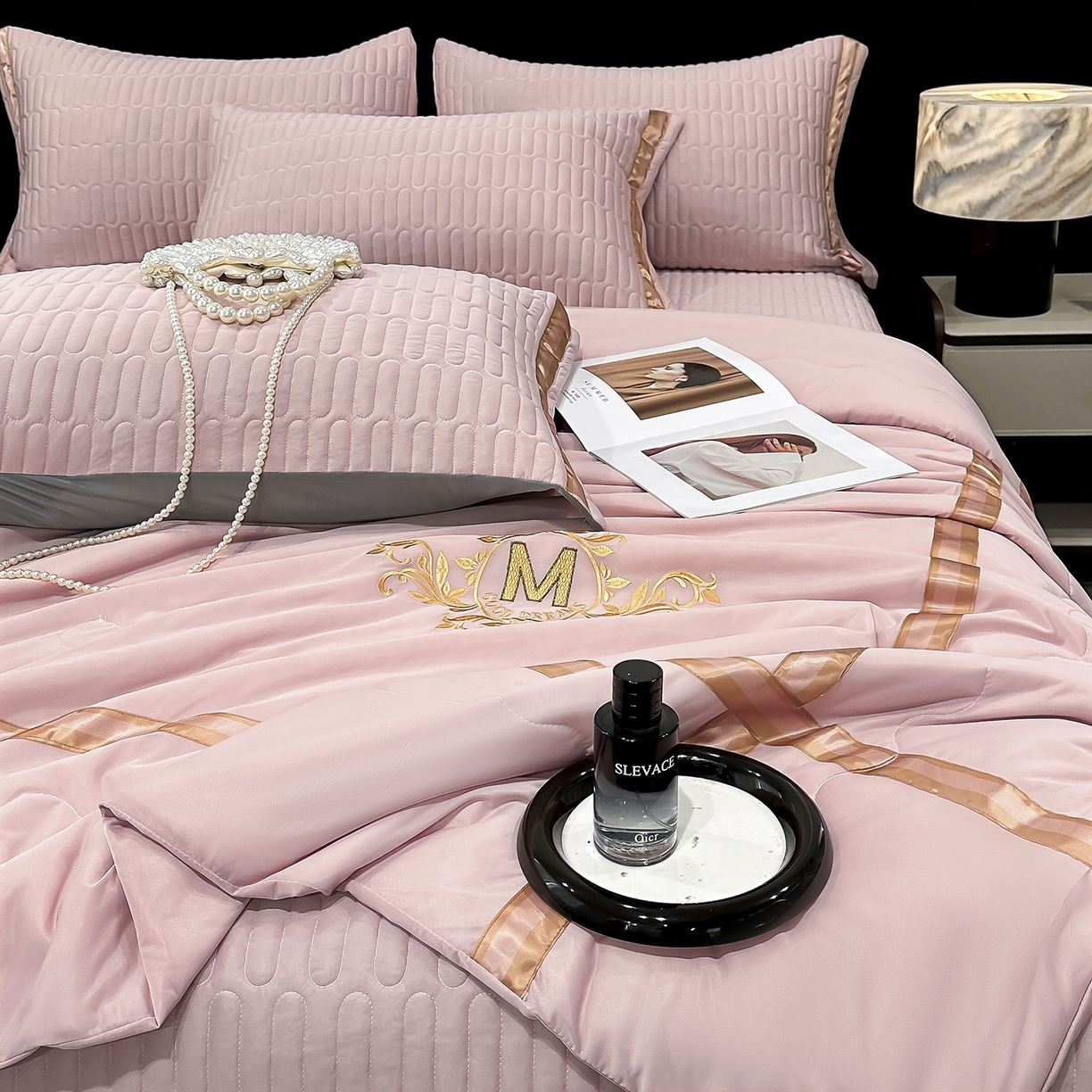 91家纺网 家纺一手货源 找家纺 妮恒美家纺 2026新款凉感丝床盖夏被款绅士系列 绅士豆沙