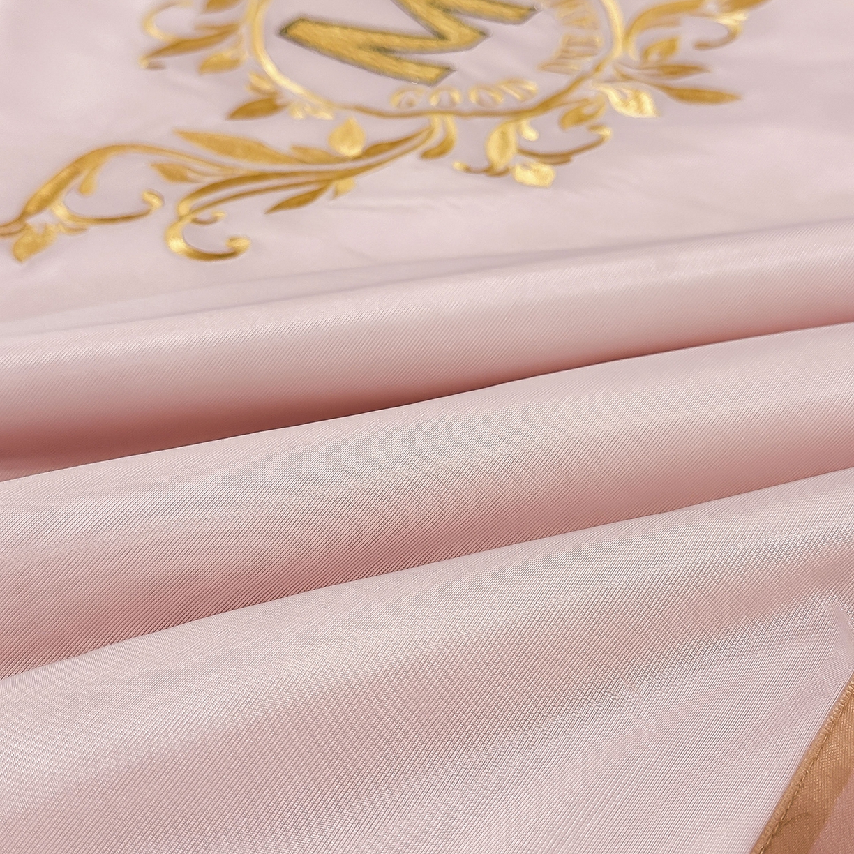 91家纺网 家纺一手货源 找家纺 妮恒美家纺 2026新款凉感丝床盖夏被款绅士系列 绅士豆沙